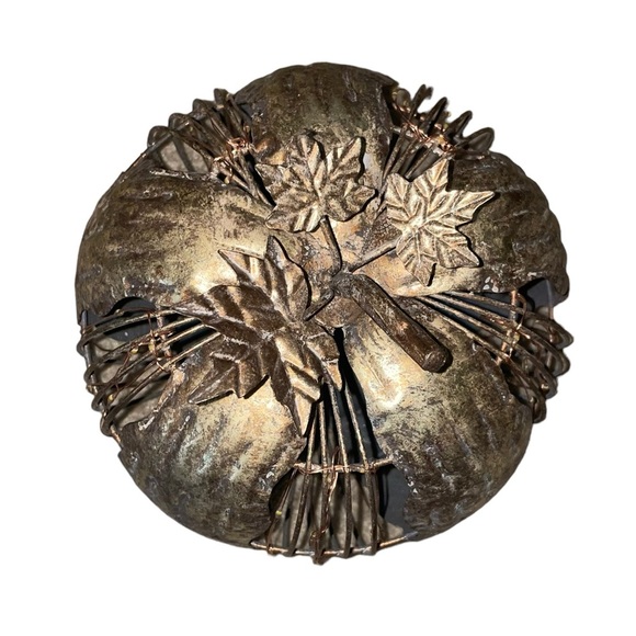 Metal pumpkin with warm twinkling lights in gold / bronze color - Picture 6 of 11